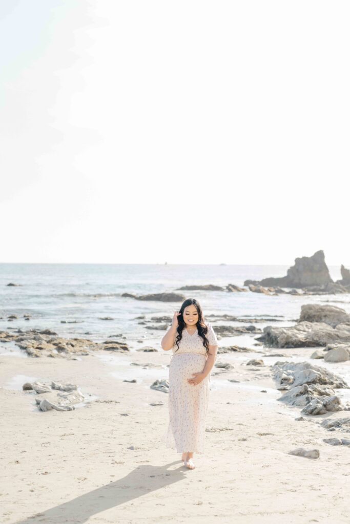 Easy maternity posing at beach in san diego